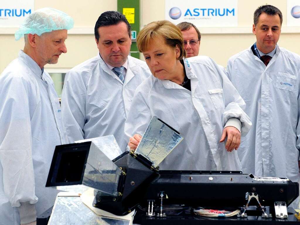 Wahlkampf mit prominenter Untersttzung: Mappus und Angela Merkel besuchen den Satellitenbauer Astrium in Immenstad am Bodensee.