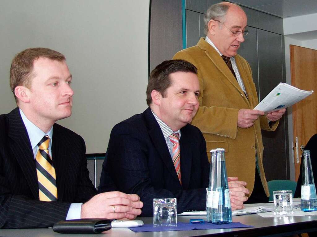 Vor der Landtagswahl 2006 macht Stefan Mappus noch Wahlkampf fr Gnther Oettinger – wie hier in Lrrach mit Ulrich Lusche (links).