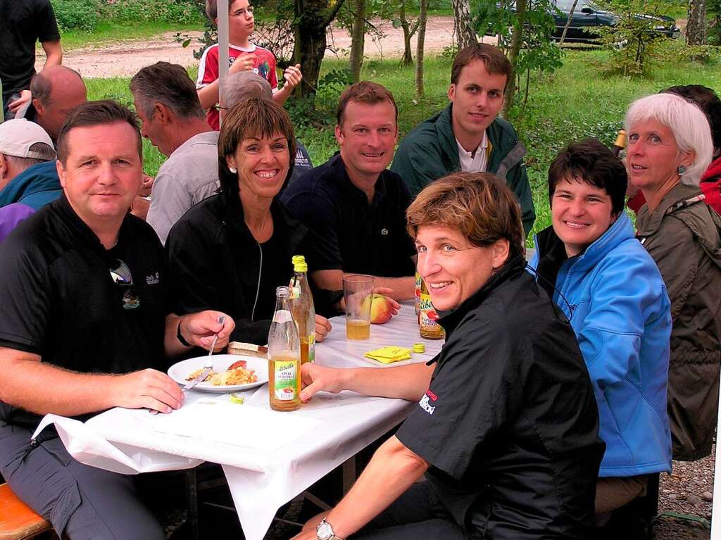 Wandern macht hungrig: die CDU-Landtagsfraktion bei ihrer Sommerwanderung im September 2008