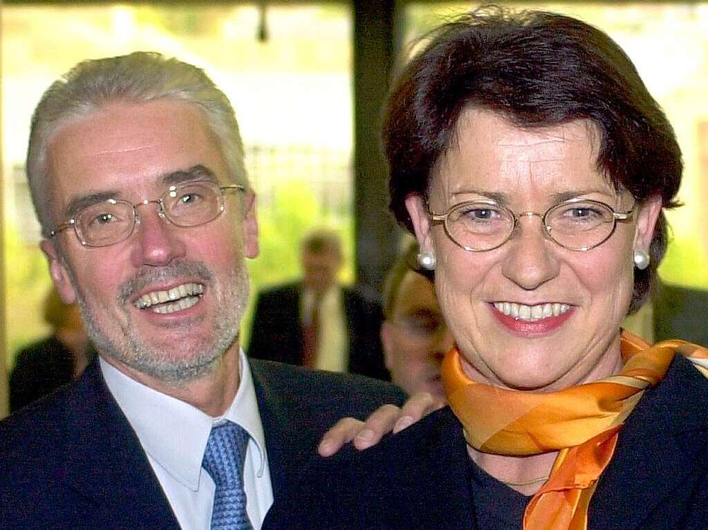 2002 legt Goll sein Ministeramt niederund wechselt in ein Anwaltsbro. Corinna Werwigk-Herneck wird seine Nachfolgerin..