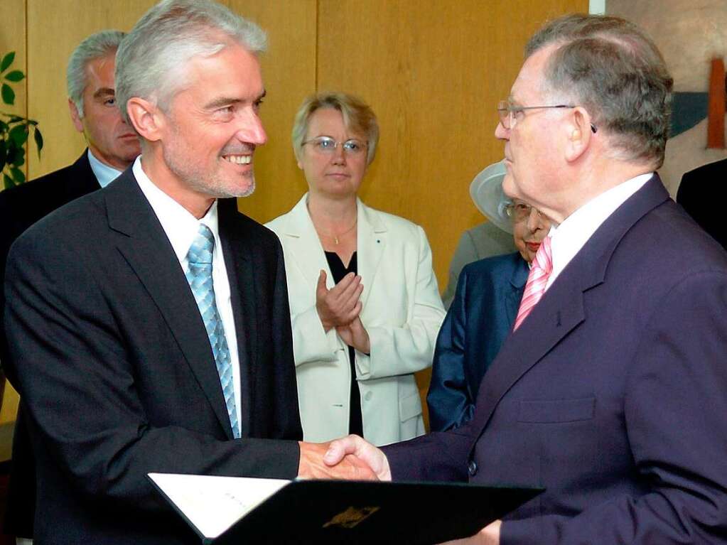 Im Juli 2004 berreicht der damalige Ministerprsident Erwin Teufel dem neuen (und alten) Justizminister die Ernennungsurkunde.