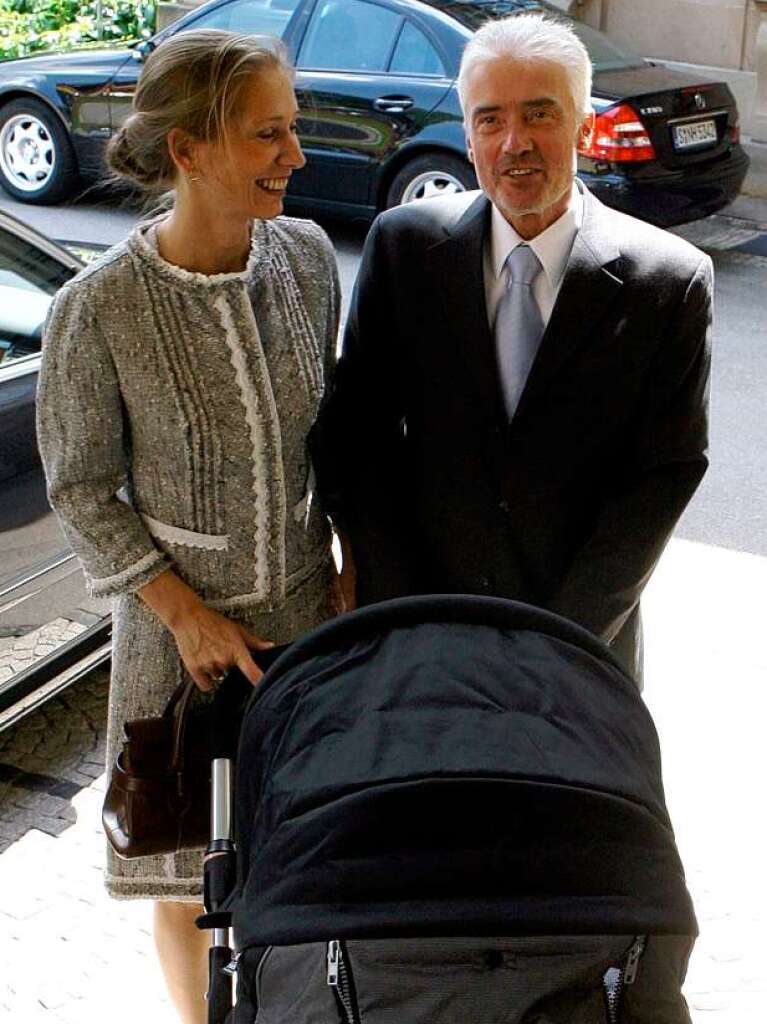 Zur Vereidigung des neuen Kabinetts im Juni 2006 brachte Ulrich Goll seine Frau Julia und sein jngstes Kind mit.