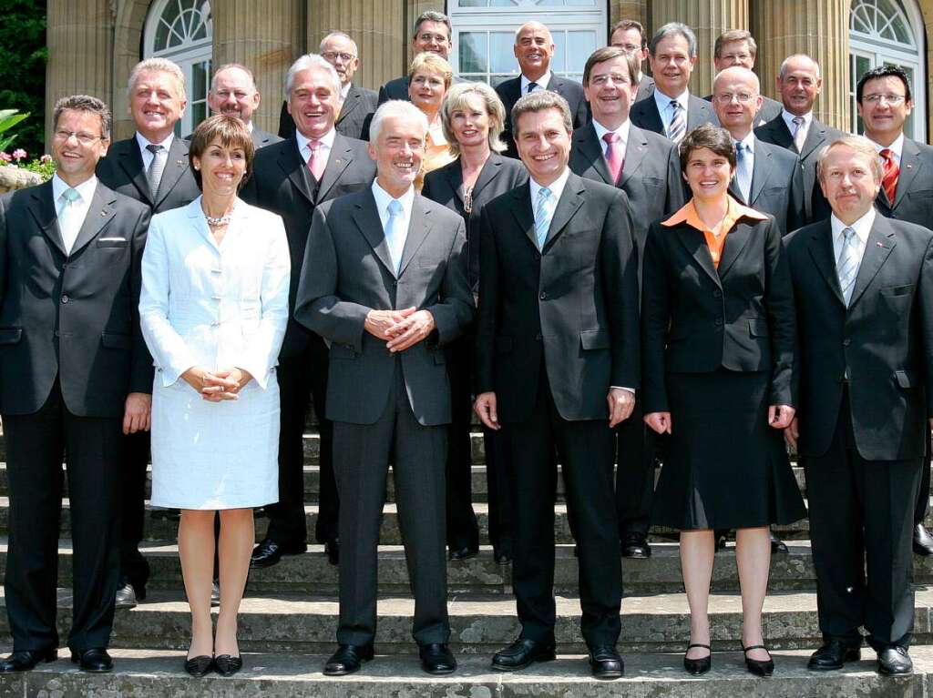 2006: Die neue Landesregierung stellt sich vor – und Ulrich Goll als Justizminister und stellvertretender Ministerprsident  ist mittendrin.