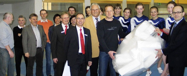 Der Vorstandsvorsitzende der Sparkasse...ds, Markus Zepf (Zweiter von rechts).   | Foto: Martin Wunderle