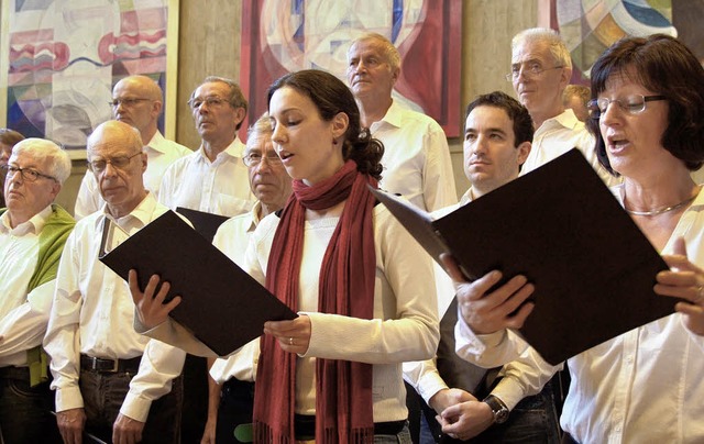 Mitglieder von &#8222;Chorioso&#8220; beim Auftritt in der Merzhauser Kirche.   | Foto: Tina Lindemann