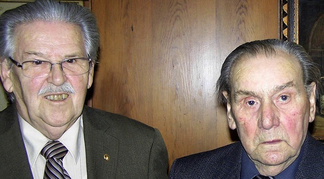 Edmund Disch (rechts) wurde fr 60-jh...om Vorsitzenden Walter Wiskow geehrt.   | Foto: Wolfgang Beck