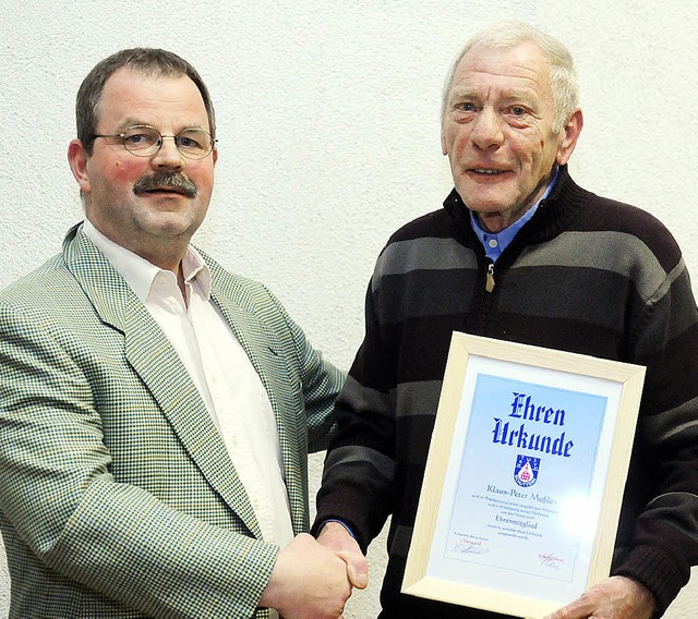 Vorsitzender Rdiger Finner ernennt Klaus-Peter Muler zum Ehrenmitglied.   | Foto: W. Knstle