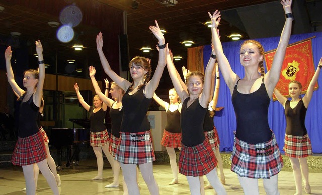 Die Elevinnen der Ballettschule tanzte...inem flotten Hit von Michael Jackson.   | Foto: privat