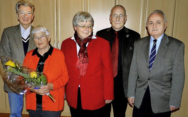 Evelyne Ganter (2.v.l.) und Dieter Tr...r. Werner Gehrke bleibt Vorsitzender.   | Foto: Eberhard Weiss