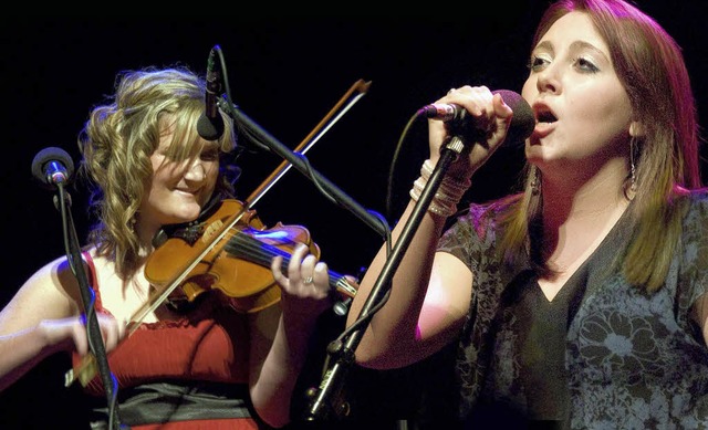 Jeana Leslie und  Siobhan Miller sange...der freche Liebeslieder auf Glisch.    | Foto: PR
