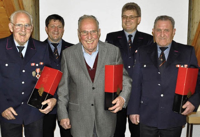 Drei verdiente Feuerwehrmnner wurden fr langjhrige Treue geehrt.  | Foto: Birgit Lttmann