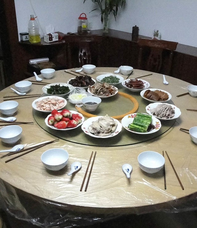 Gedeckter Tisch in China: In der Schul...chonmal Hhnerfe und Schweineohren.   | Foto: Anna Jakobs