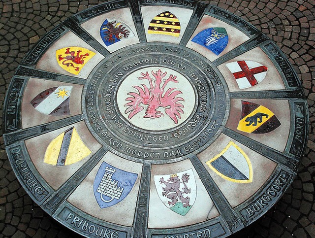 Ein Tisch mit den Wappen der zwlf Zh...des Rathauses in Rheinfelden/Schweiz.   | Foto: Ralf Staub