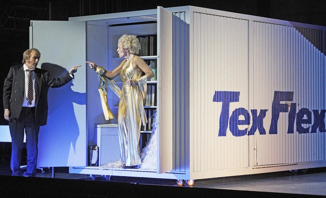 Manfred Schneider alias Big Manni (Tim...cher) vor dem Texflex-Bro-Container.   | Foto: dpa