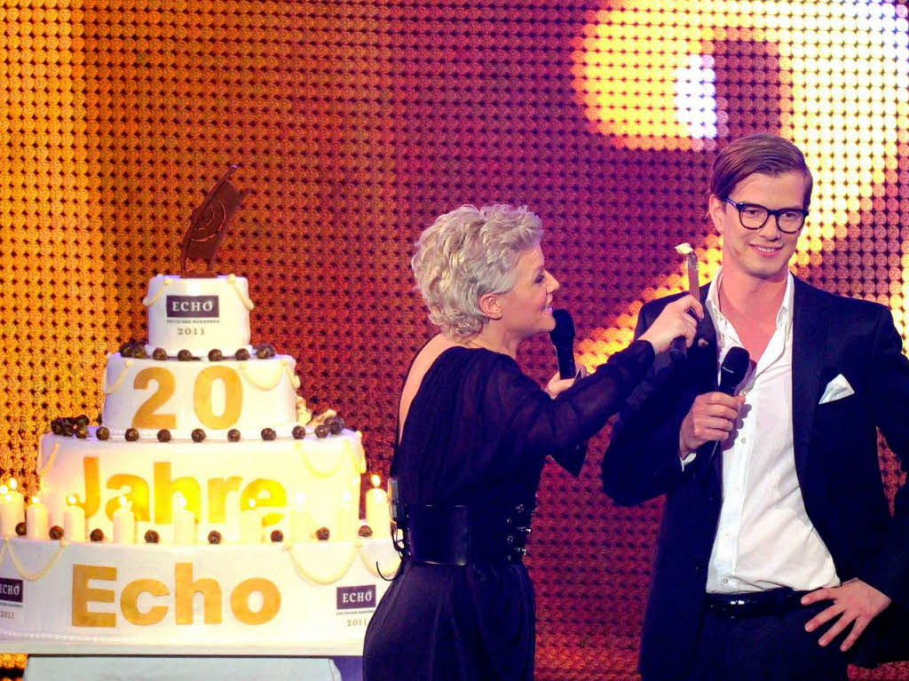 Eine Torte zum 20. Geburtstag der Echo-Verleihung.  Ina Mller und Joachim Winterscheidt aka Joko.