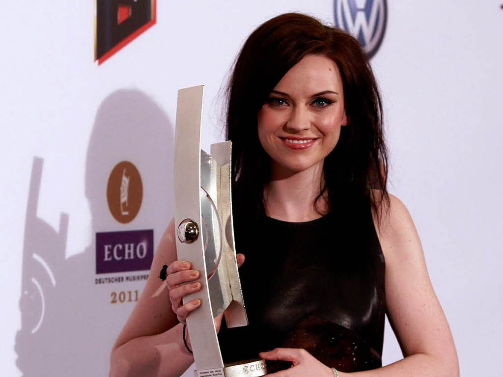 Die schottische Sngerin Amy Macdonald  mit ihrem Preis in der Kategorie "Knstlerin International Rock/Pop".