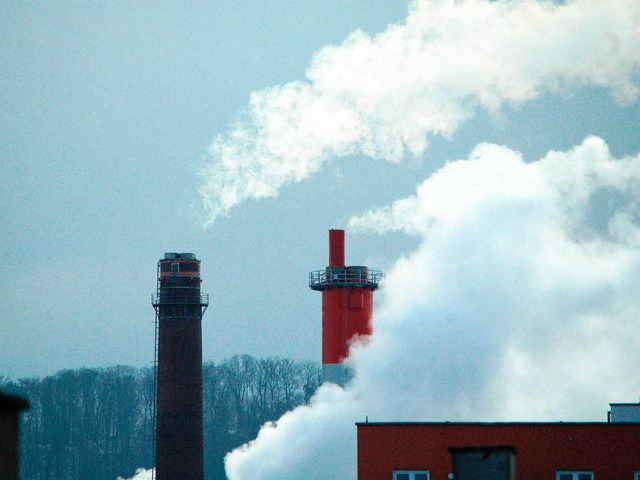 Weier Rauch am Uniklinik-Heizkraftwer...Energieversorger Badenova beschlossen.  | Foto: Peter Schrder