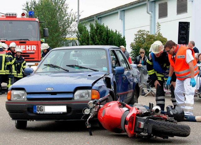 Ein nachgestellter Motorradunfall.  | Foto: Polizei