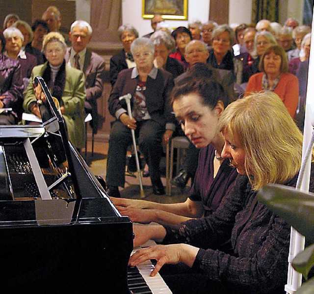 Cordula Heiland und Tanja Schlpen beg...m vierhndigen Spiel in der Kornhalle.  | Foto: Bilke