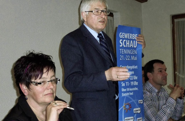 Das Plakat fr die Teninger Gewerbeaus...uckmann und Frank Hfflin (von links).  | Foto: Karlernst Lauffer