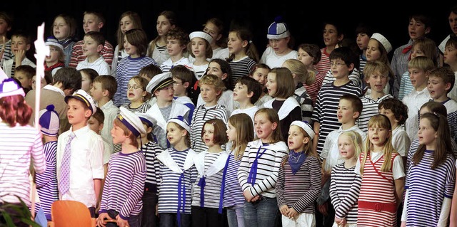 Kleine Matrosen auf groer Fahrt:   Gr...uzen musikalisch  auf den Weltmereen.   | Foto: ChR. Breithaupt