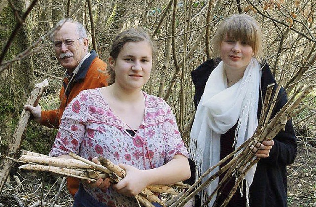 Gert Philipp, Aylin Wassmer und Lorena...Projekt Biberbiotop im Andelsbachtal.   | Foto: Reinhard Herbrig