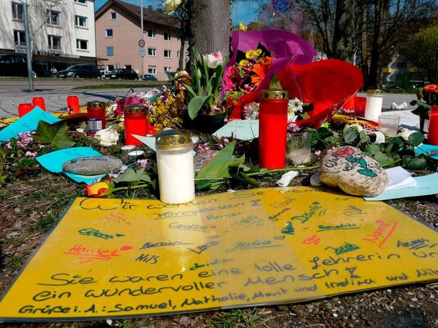 Am Ort des Unfalls haben Schler Kerze...hre verstorbene Lehrerin hinterlassen.  | Foto: Bastian Henning