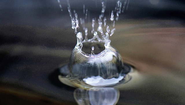 Wasser ist Leben und die Versorgung mi...t. Das war im Gemeinderat unstrittig.  | Foto: DPA