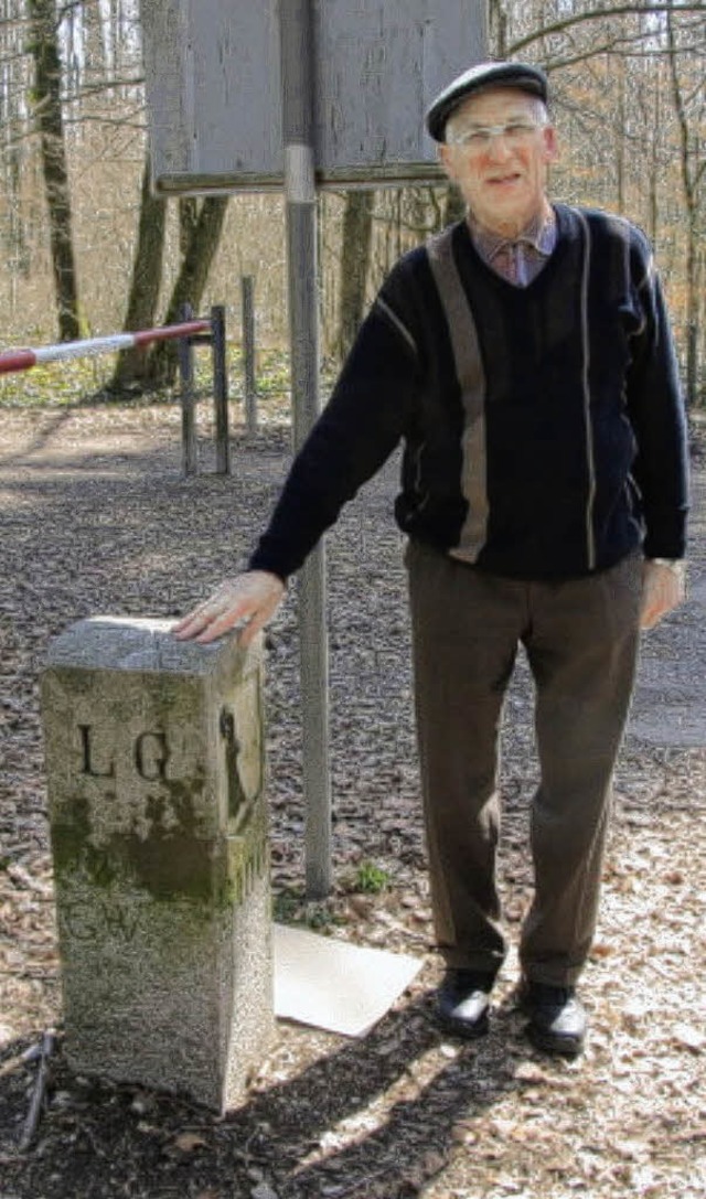 Ewald Kaiser am Grenzstein 100, der Landesgrenze zu Bettingen   | Foto: Albert Greiner