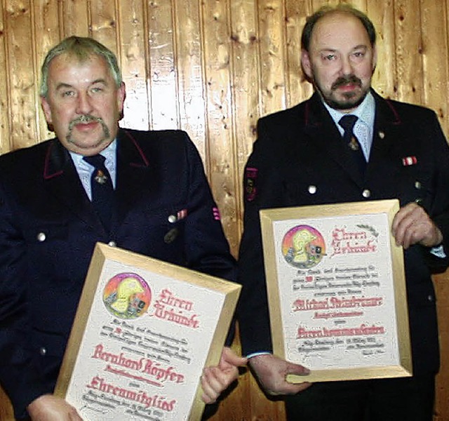 Bernhard Kpfer  ist neues Ehrenmitgli...r Feuerwehr Hg-Ehrsberg (von  links).  | Foto: Rmmele