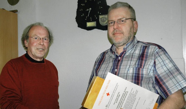 Ortsvorsteher Martin Gruner (links) eh...tspenden mit der goldenen Ehrennadel.   | Foto: Verena Wehrle
