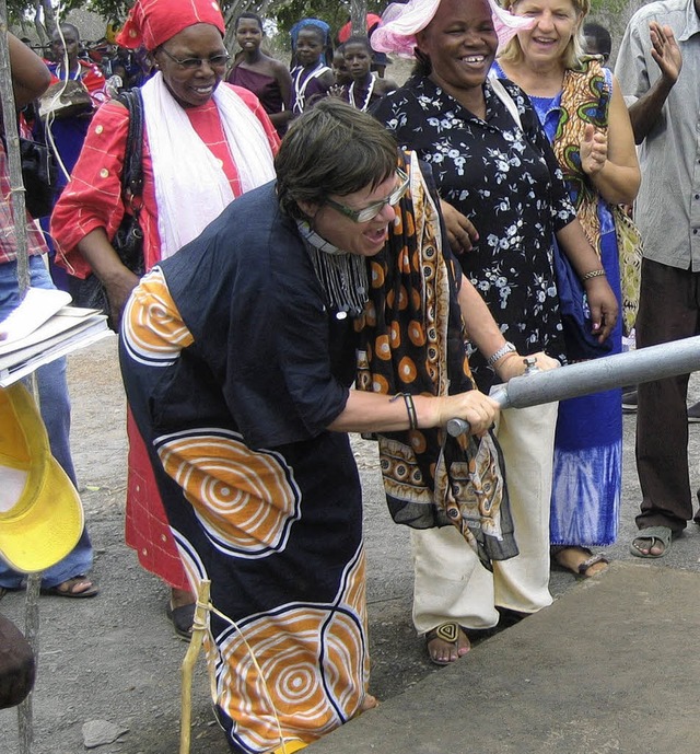 Voller Einsatz fr die Entwicklungshil...riebnahme eines Brunnens in Tansania.   | Foto: Privat