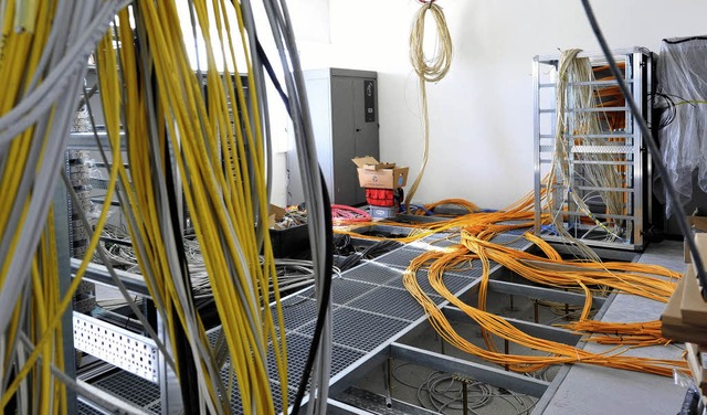 Noch mssen viele Kabel verlegt werden...erte Leitstelle die Arbeit aufnehmen.   | Foto: Rita Eggstein