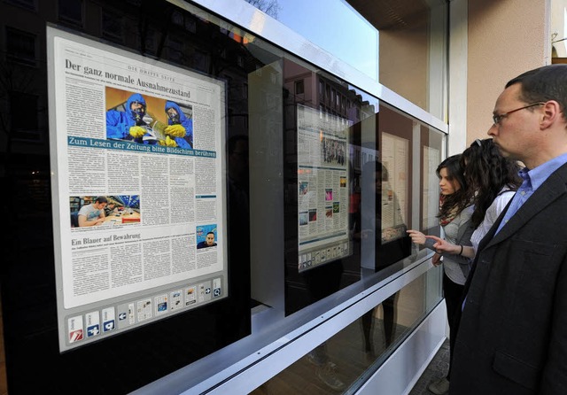 Druckfrisch war gestern: Von nun an zeigt sich die Zeitung digital am BZ-Haus.   | Foto: Rita Eggstein