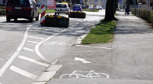 Eine der Passagen mit Verbesserungsbed...cht mehr den Gehweg teilen mssen.      | Foto: Nikolaus Trenz