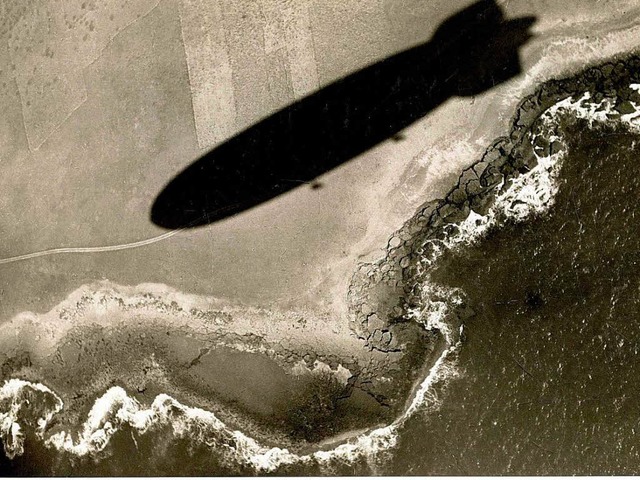 Der Schatten des &#8222;Hindenburg&#82...ern die brasilianische Atlantikkste.   | Foto: Archiv Dr. Paul Wolff &amp; Alfred Tritschler,Offenburg