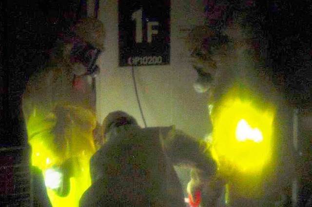 Arbeiter im AKW Fukushima  versuchen, ...trollraum wieder fr Strom zu sorgen.   | Foto: dpa