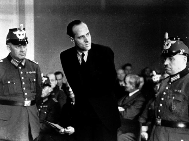 Angeklagt: Helmuth James von Moltke im August 1944 vor dem Volksgerichtshof   | Foto: dpa