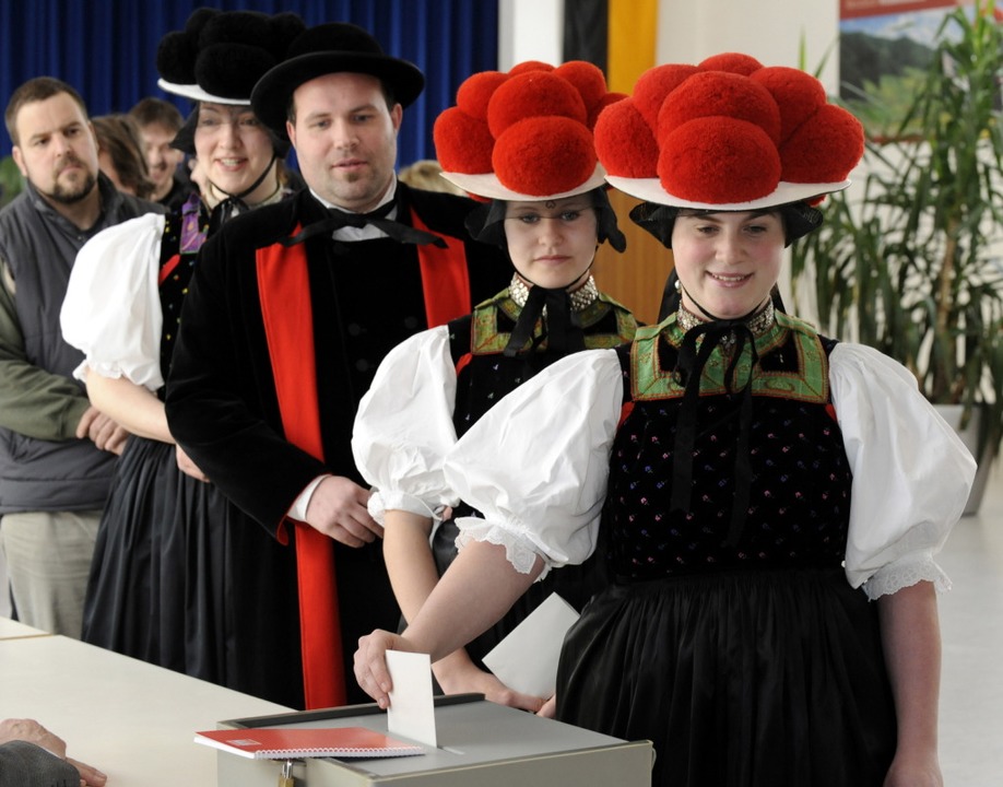 Da freut sich der Fotograf: Wähler in Gutach mit traditioneller Tracht.  | Foto: dapd