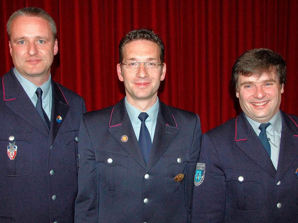 In der Mitte Kommandant Christian Klei...nks), zweiter Winfried Drayer (rechts)  | Foto: Sylvia Timm
