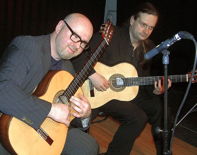 Twelve Strings: Matthias Wiesenhtter und Thomas Glatzer.   | Foto: Roswitha Frey