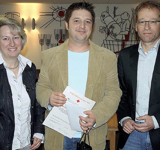 Ortsvorsteherin Frnzi Kleeb und DRK-V...iner Hglin (Mitte) frs Blutspenden.   | Foto: E. Weiss