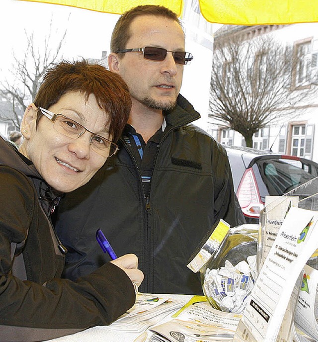 Ob sie wohl das Gewinnspiel um ein Auto gewonnen werden?  | Foto: Heidi Foessel