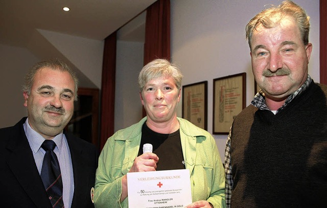 Dank fr 50 Blutspenden (von links): D...gler,  Ortsvorsteher Bernhard Gppert   | Foto: Sandra Decoux-Kone