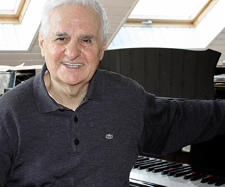 Luciano Ortis (80) hat in seinem Zuhau...n  dem er tglich mehrere Stunden bt.  | Foto: Carmiggelt