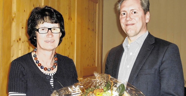 Vorsitzender Frank Siebolg begrt Ver...einem bunten Blumenstrau. Bild: Flohr  | Foto: Flohr