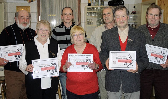 Langjhrige FC-Mitglieder  (von links)... und Karl Schupp (alle fr 40 Jahre).   | Foto: Inken Kramer