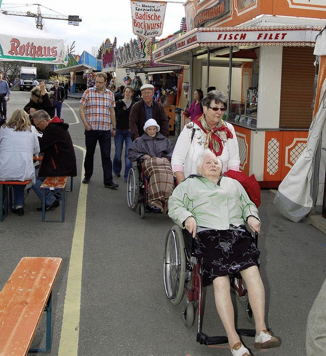 46 Rollstuhlfahrer besuchten mit dem P...das Frhlingsfest und den Warenmarkt.   | Foto: Heinz Vollmar