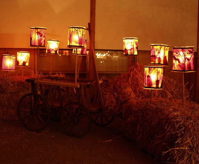 Der alte Wagen wurde mit Laternen ins rechte Licht gerckt.  | Foto: Hannah Klusmann