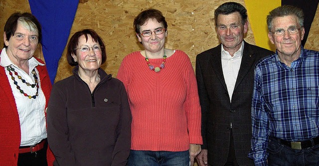 Die Vorsitzende mitten in den Geehrten...uppinger, Gerd Keller und Josef Kirsch  | Foto: Vollmar